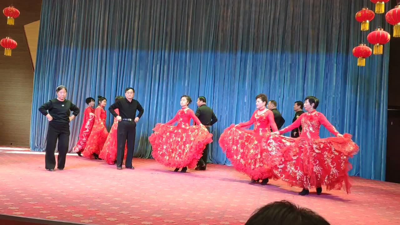 集体交谊舞表演，青春活力与魅力的绽放